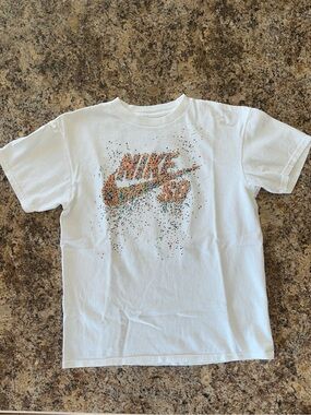 Nike Rare SB Skateboarding White Tee Puffy Speckle Swoosh Logo Kids M 10-12Y